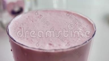 透明玻璃中的粉红色奶昔，<strong>气泡破裂</strong>，特写，自然光